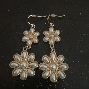 *NWOT* Gold & Faux Pearl Flower Earrings